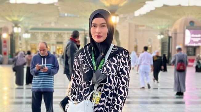 Potret artis mualaf saat umrah (Instagram/@steviagnecya)