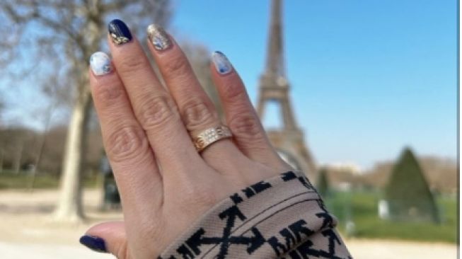 Wika Salim Pamer Foto Tangan di Paris, Netizen Malah Salfok pada Kerutan