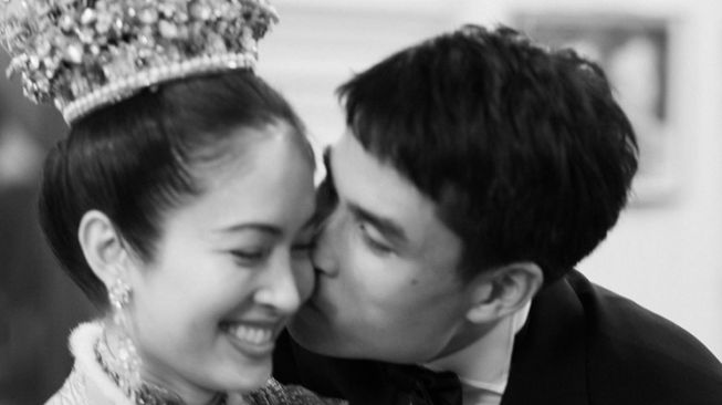 Potret Pernikahan Transgender Nong Poy (Instagram/@bazaarthailand)