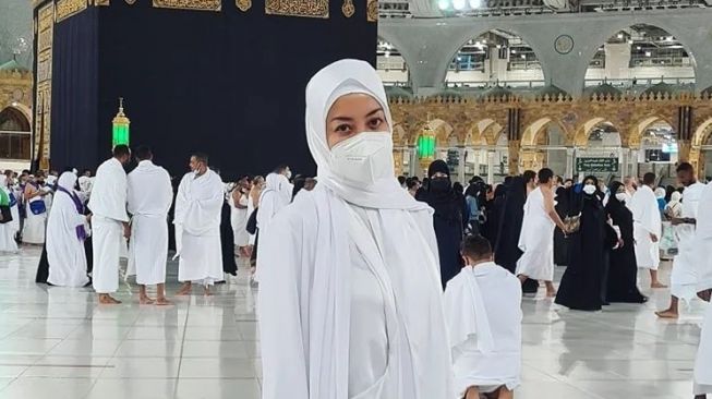 Potret artis mualaf saat umrah (Instagram/@lutob)