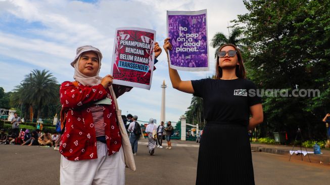 Sejumlah aktivis saat menggelar aksi unjuk rasa terkait krisis iklim di Kawasan Patung Kuda, Jakarta Pusat, Jumat (3/3/2023). [Suara.com/Alfian Winanto]