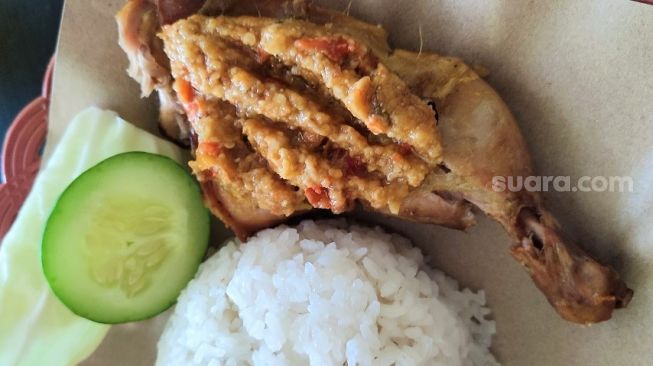 Resep Sambal Ayam Gepuk Pak Gembus yang Viral di TikTok, Ternyata Ini Bumbu Rahasianya