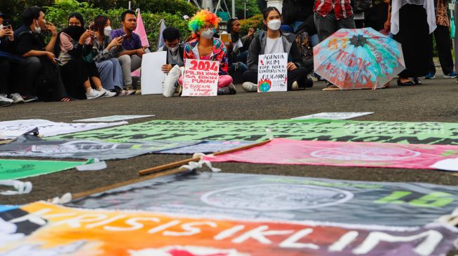 Sejumlah aktivis saat menggelar aksi unjuk rasa terkait krisis iklim di Kawasan Patung Kuda, Jakarta Pusat, Jumat (3/3/2023). [Suara.com/Alfian Winanto]
