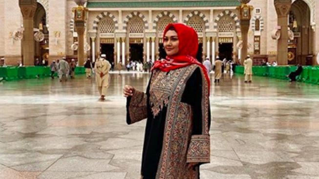 Potret artis mualaf saat umrah (Instagram/@bellasaphiraofficial)