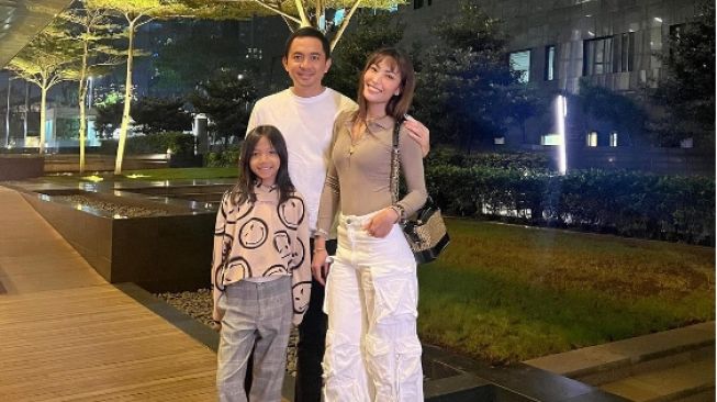 Rahasia di Balik Ekspresi Datar Regi Datau, Apakah Hubungan dengan Ayu Dewi Renggang karena Isu Perselingkuhan?