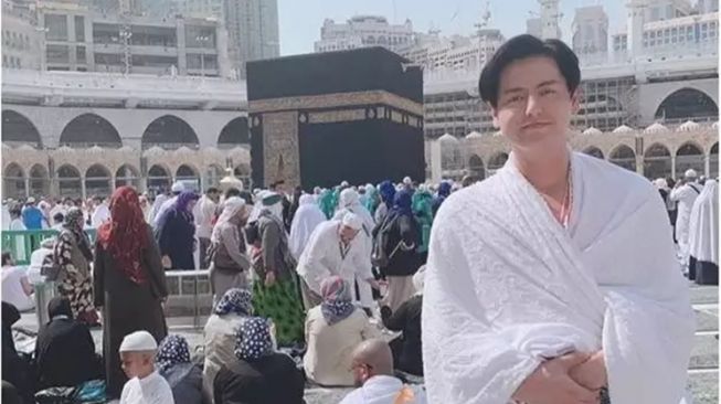 Potret artis mualaf saat umrah (Instagram/@cutratumeyriska)