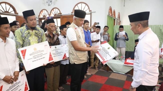 Ganjar Pranowo Berikan Bantuan PLTS Rooftop untuk Ponpes Darul Falah Jekulo