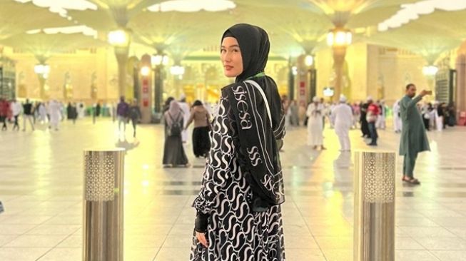 Bikin Adem, Intip  8 Potret Artis Mualaf Saat Menjalani Ibadah Umrah