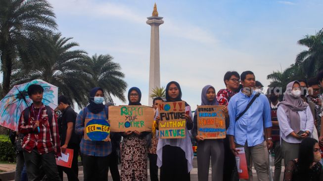 Minta Pemerintah Prioritaskan Krisis Iklim, Para Aktivis Gelar Demo di Patung Kuda