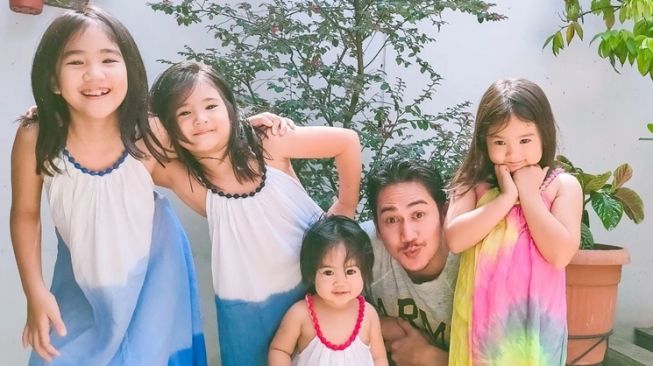 8 Potret Keluarga Rama Michael, Pesinetron yang Istrinya Baru Melahirkan Anak ke-6