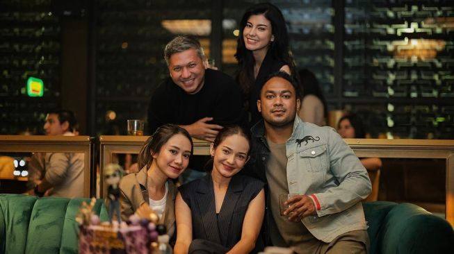 Gading Marten dan Medina Dina bersama rekan-rekannya. [Instagram]