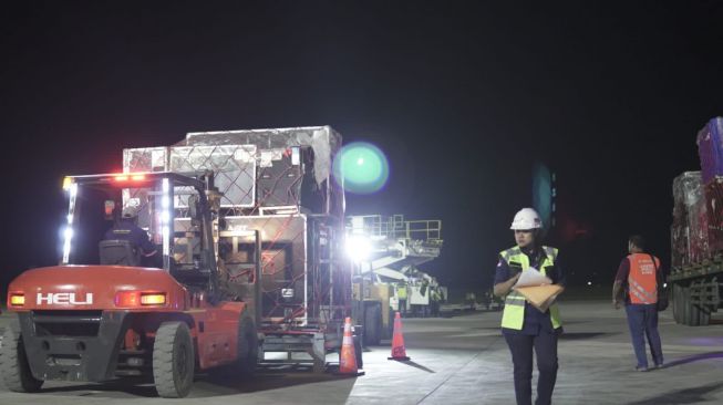 Logistik World Superbike saat tiba di Bandara Lombok. [APLog]