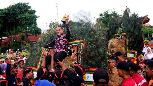 Wali Kota Surabaya, Eri Cahyadi dalam kirab dari halaman Gedung Graha Pena, Jalan Ahmad Yani hingga halaman Balai Kota Surabaya, Rabu (1/3/2023). (Dok: Pemkot Surabaya)
