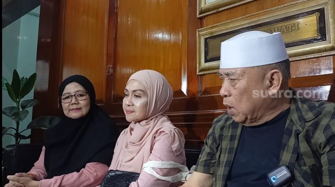 Anak Nani Wijaya, Nina Kartika (paling kiri), bersama pemain sinetron Tukang Bubur Naik Haji, Lulu Zakaria dan Latief Sitepu di RS Fatmawati, Jakarta Selatan pada Jumat (3/3/2023) [Suara.com/Rena Pangesti]