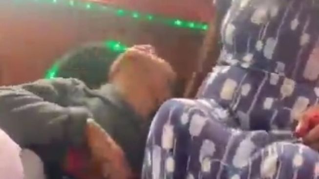 Viral Video Bocah Disiksa Nenek Sendiri di dalam Angkot Padang, Pelaku Akhirnya Diciduk