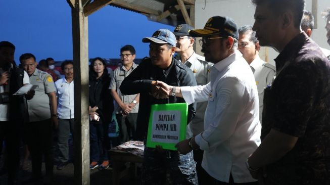 Kunjungi Sawah Terdampak Banjir di Karawang, Mentan SYL Semangati Petani untuk Tak Surut Semangat