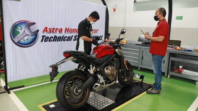 Teknisi bengkel resmi Astra Honda Authorized Service Station (AHASS) mengikuti uji kompetensi big bke [PT AHM].