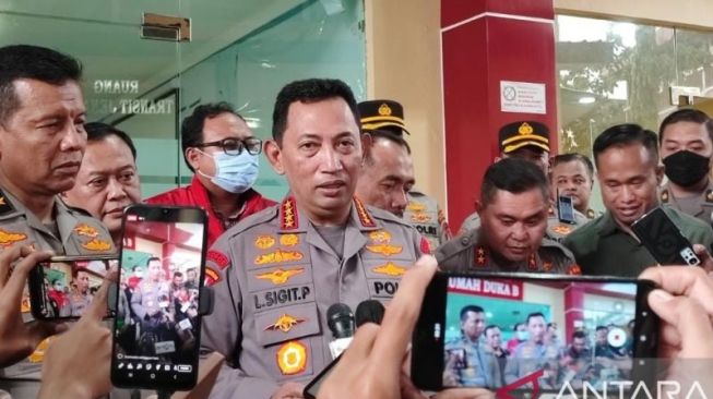 Kapolri Jenderal Pol Listyo Sigit Prabowo saat memberikan keterangan pers di Rumah Sakit Polri Kramat Jati, Jakarta Timur, Sabtu (4/3/2023). Antara/Syaiful Hakim