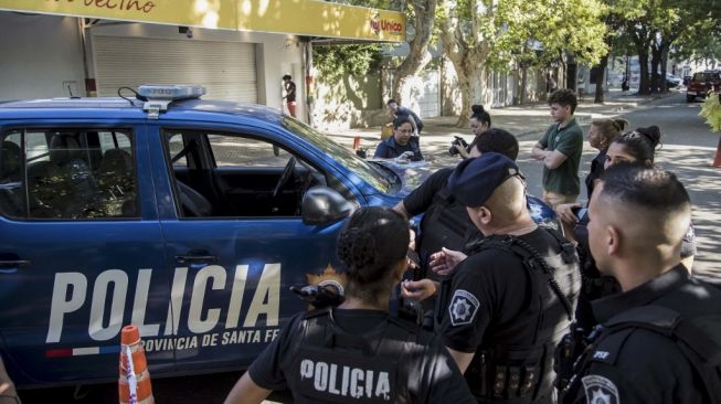 Polisi melakukan olah TKP di toko milik mertua Lionel Messi di Rosario, Argentina, yang diberondong tembakan oleh kartel narkoba pada Kamis (2/3/2023). [AFP]