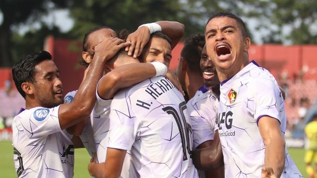 Sejumlah pesepak bola Persik Kediri melakukan selebrasi usai membobol gawang PS Barito Putra pada pertandingan Liga 1 di Stadion Brawijaya, Kota Kediri, Jawa Timur, Sabtu (4/3/2023). ANTARA FOTO/Prasetia Fauzani/nz 