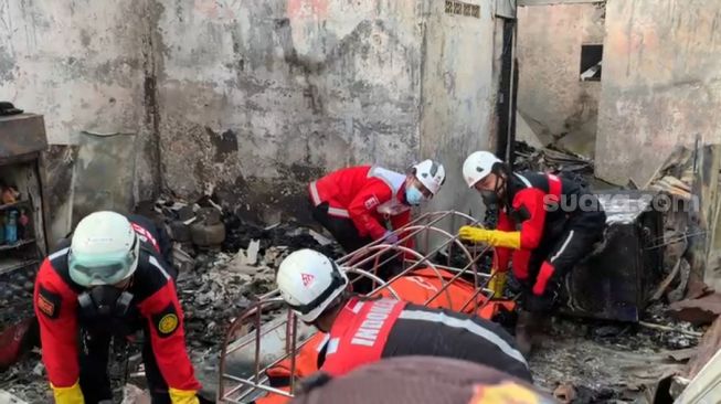 Korban terdampak kebakaran Depo Pertamina Plumpang, Jakarta Utara terus bertambah hingga Sabtu (4/3/2023). Seorang ibu dan anaknya ditemukan tewas berpelukan. [Suara.com/Bagaskara Isdiansyah]