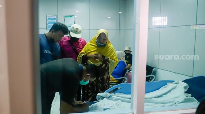 Keluarga korban kebakaran Depo Pertamina Pelumpang menunggu di ruang Instalasi Gawat Darurat (IGD) Rumah Sakit Umum Daerah (RSUD) Koja, Jakarta Utara, Sabtu (4/3/2023). [Suara.com/Alfian Winanto]