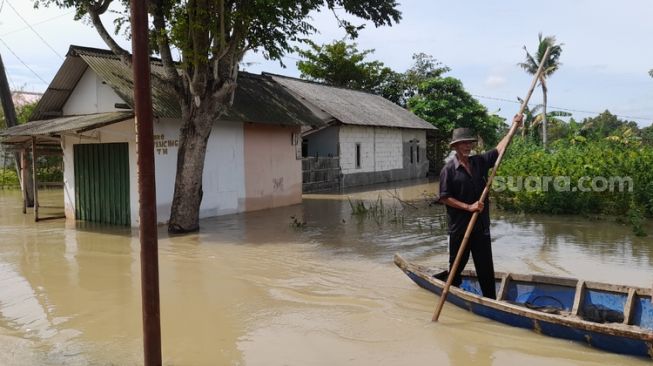 Kondisi banjir yang menggenangi Desa Pantai Harapan Jaya, Muara Gembong, Kabupaten Bekasi. Banjir di Desa Pantai Harapan Jaya sudah berlangsung satu pekan, Minggu (4/3/2023). (Suara.com / Danan Arya)