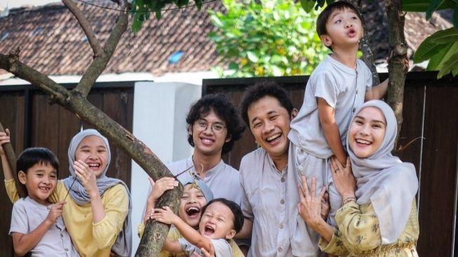 Artis Punya Anak Lebih dari 5 (Instagram/@hanungbramnatyo)