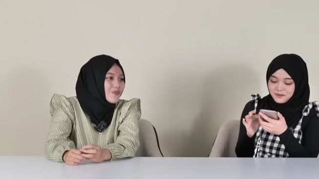 Momen Putri Delina Ketemu Kembaran (YouTube/Putri Delina) 