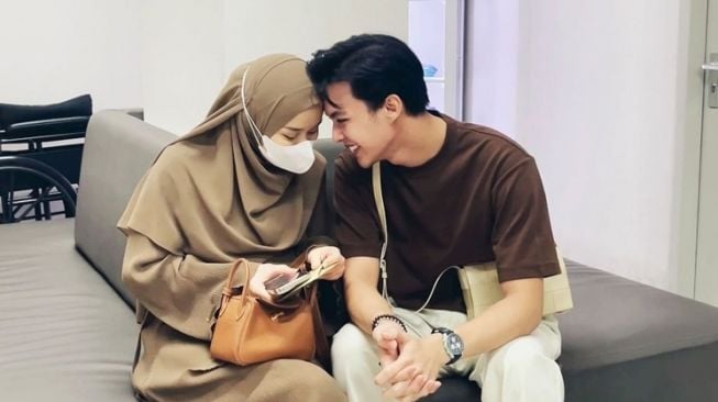 Potret Rey Mbayang Dampingi Istri saat Hamil hingga Lahiran (Instagram/@rey_mbayang)