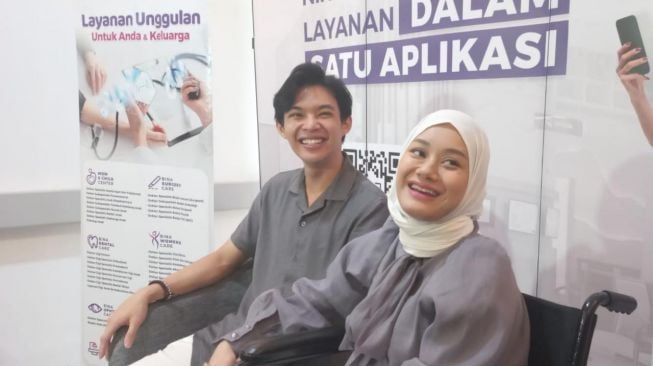Rey Mbayang dan Dinda Hauw ditemui di RSIA Bina Medika, Bintaro, Tangerang Selatan pada Sabtu (4/3/2023) [Suara.com/Rena Pangesti]