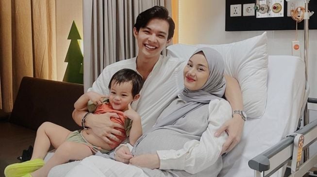 Potret Rey Mbayang Dampingi Istri saat Hamil hingga Lahiran (Instagram/@rey_mbayang)