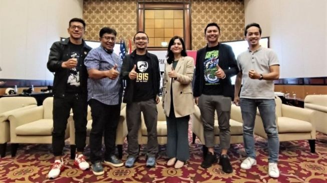  Waketum PSSI Ratu Tisha Destria (ketiga kanan) berpose bersama sejumlah petinggi klub Liga 1 dan Liga 2, usai Sarasehan Sepak Bola di Surabaya, Sabtu (4/3/2023). (ANTARA/Naufal Ammar Imaduddin)