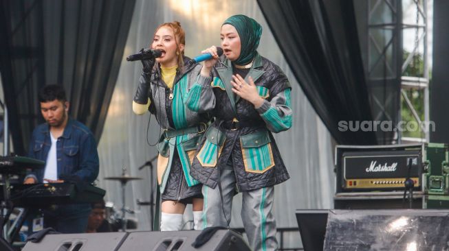 Duo T2 Tika dan Tiwi saat tampil di Everblast Festival 2023 di Gambir Expo Kemayoran, Jakarta, Sabtu (4/3/2023). [Suara.com/Alfian Winanto]