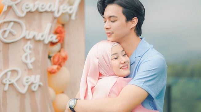 Potret Rey Mbayang Dampingi Istri saat Hamil hingga Lahiran (Instagram/@rey_mbayang)