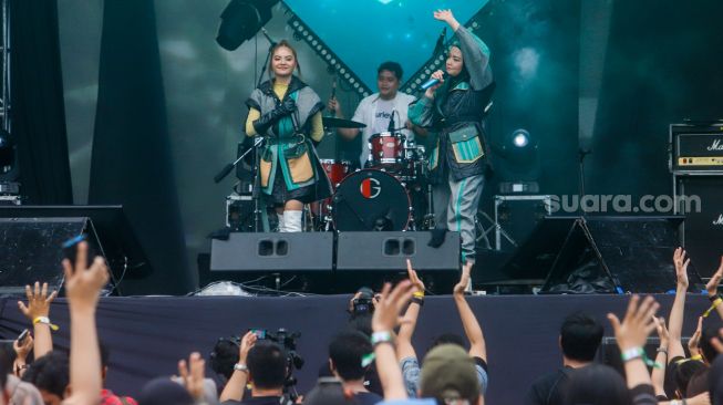 Duo T2 Tika dan Tiwi saat tampil di Everblast Festival 2023 di Gambir Expo Kemayoran, Jakarta, Sabtu (4/3/2023). [Suara.com/Alfian Winanto]