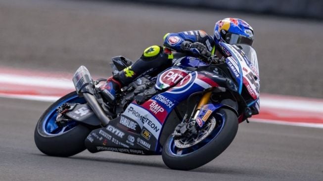 Pembalap dari tim Pata Yamaha Prometeon WorldSBK Toprak Razgatlioglu memacu motornya pada sesi latihan bebas kedua di Pertamina Mandalika International Street Circuit di KEK Mandalika, Desa Kuta, Kecamatan Pujut, Praya, Lombok Tengah, NTB, Jumat (3/3/2023)..ANTARA FOTO/Ahmad Subaidi/rwa. (ANTARA FOTO/AHMAD SUBAIDI)