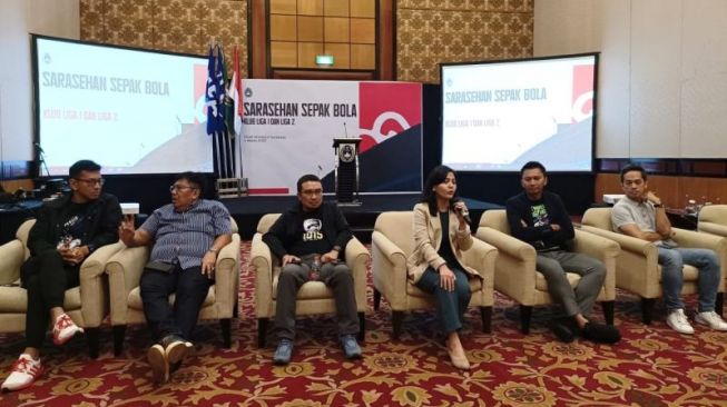 Waketum PSSI Ratu Tisha Destria (ketiga kanan) memaparkan hasil keputusan Sarasehan Sepak Bola bersama sejumlah petinggi klub Liga 1 dan Liga 2, di Surabaya, Sabtu (4/3/2023). (ANTARA/Naufal Ammar Imaduddin)