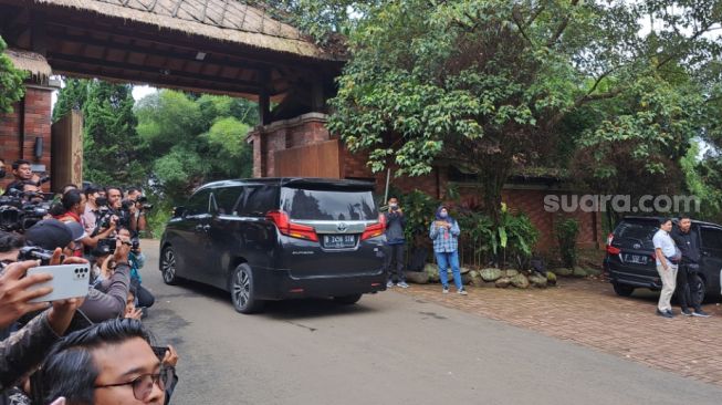 Detik-detik Rombongan Surya Paloh Tiba Di Kediaman Prabowo, Langsung Disambut Marching Band