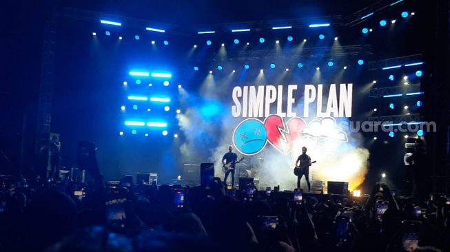 Simple Plan mengguncang panggung Ever Blast di Jakarta International Expo, Kemayoran, Sabtu (4/3/2023) malam. [Ummi Hadyah Saleh]