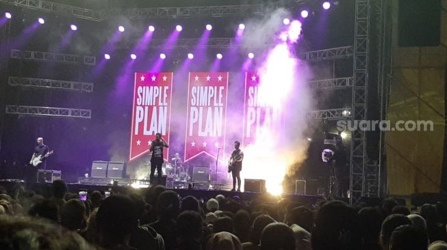 Simple Plan mengguncang panggung Ever Blast di Jakarta International Expo, Kemayoran, Sabtu (4/3/2023) malam. [Ummi Hadyah Saleh]