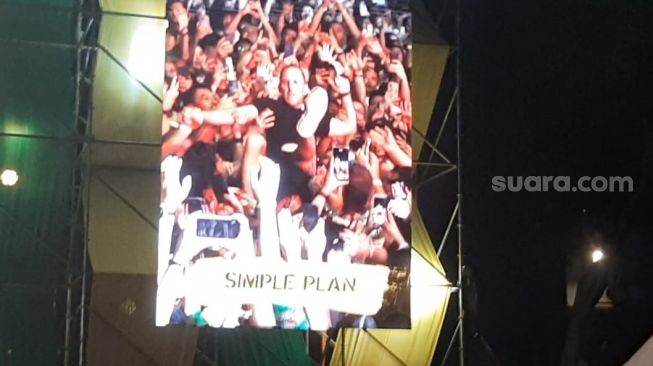 Aksi panggung Simple Plan di Everblast Festival 2023 digelar di Jiexpo Kemayoran Jakarta pada Sabtu (4/3/2023) siang. [Suara.co/Ummi Hadyah Saleh]
