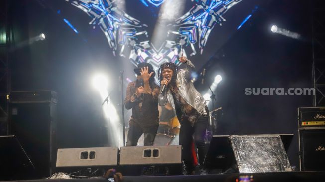 Aksi panggung Band Rock Seurieus x Candil saat tampil di Everblast Festival 2023 di Gambir Expo Kemayoran, Jakarta, Sabtu (4/3/2023). [Suara.com/Alfian Winanto]