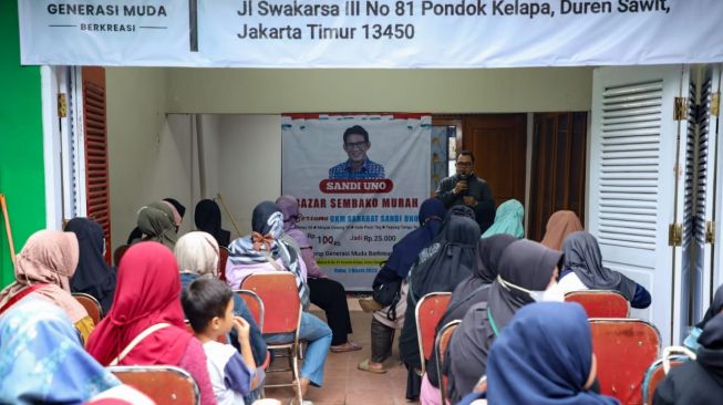 Antisipasi Harga Bahan Pokok Naik Jelang Ramadhan, Ratusan Warga Antre Bazar Sembako Murah Relawan Sandiaga Uno