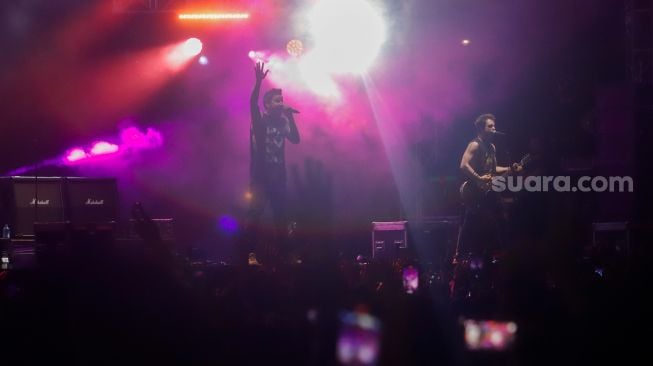 Aksi panggung Band Rock asal Kanada, Simple Plan saat tampil di Everblast Festival 2023 di Gambir Expo Kemayoran, Jakarta, Sabtu (4/3/2023). [Suara.com/Alfian Winanto]