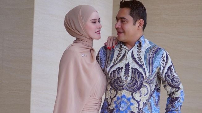 Pamer Foto Bareng Pria Tampan, Angel Lelga Diduga Sudah Menikah Lagi