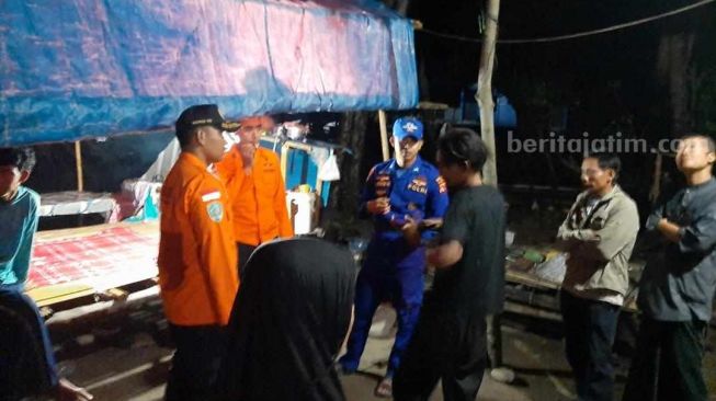 KM Baruna Angkut Sembako Pecah Dihantam Ombak, ABK Terombang-ambing Berjam-jam