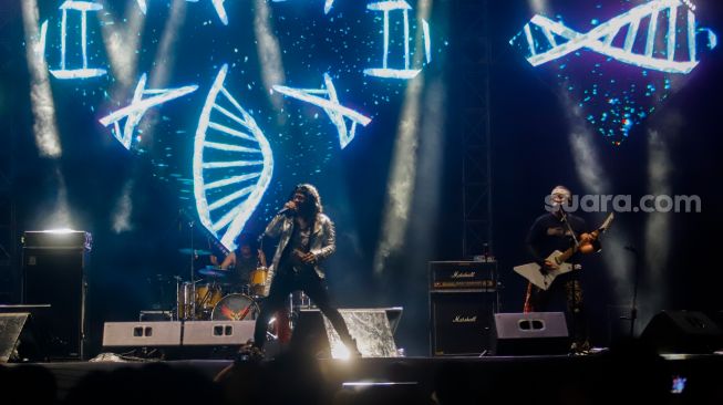 Penampilan panggung band rock Seurieus x Candil di Everblast Festival 2023 di Gambir Expo Kemayoran, Jakarta, Sabtu (4/3/2023). [Pahami.id/Alfian Winanto]
