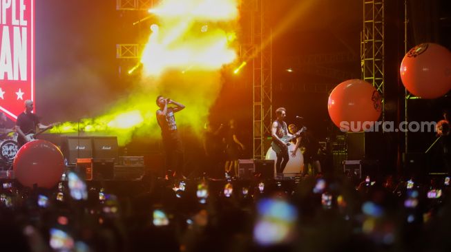 Aksi panggung Band Rock asal Kanada, Simple Plan saat tampil di Everblast Festival 2023 di Gambir Expo Kemayoran, Jakarta, Sabtu (4/3/2023). [Suara.com/Alfian Winanto]