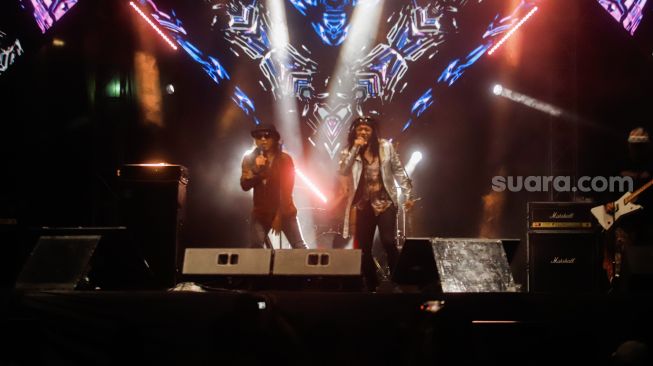 Aksi panggung Band Rock Seurieus x Candil saat tampil di Everblast Festival 2023 di Gambir Expo Kemayoran, Jakarta, Sabtu (4/3/2023). [Suara.com/Alfian Winanto]